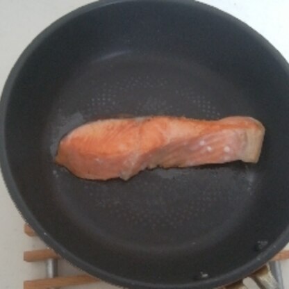 鮭をフライパンで焼きました。簡単でした。